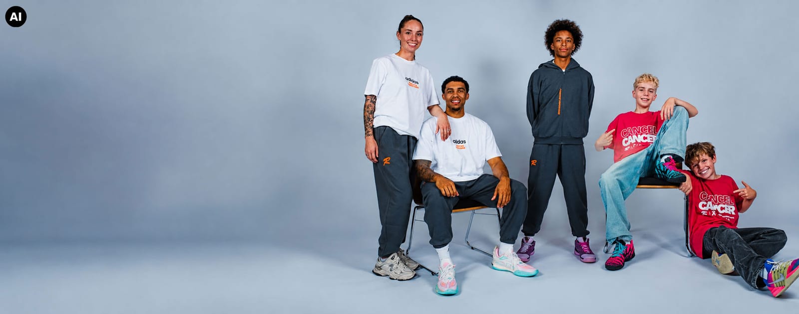 Basketballspieler und Fans posieren in verschiedenen Fan-Bekleidungen; weißes T-Shirt, Jogginganzug, pinke Shirts.