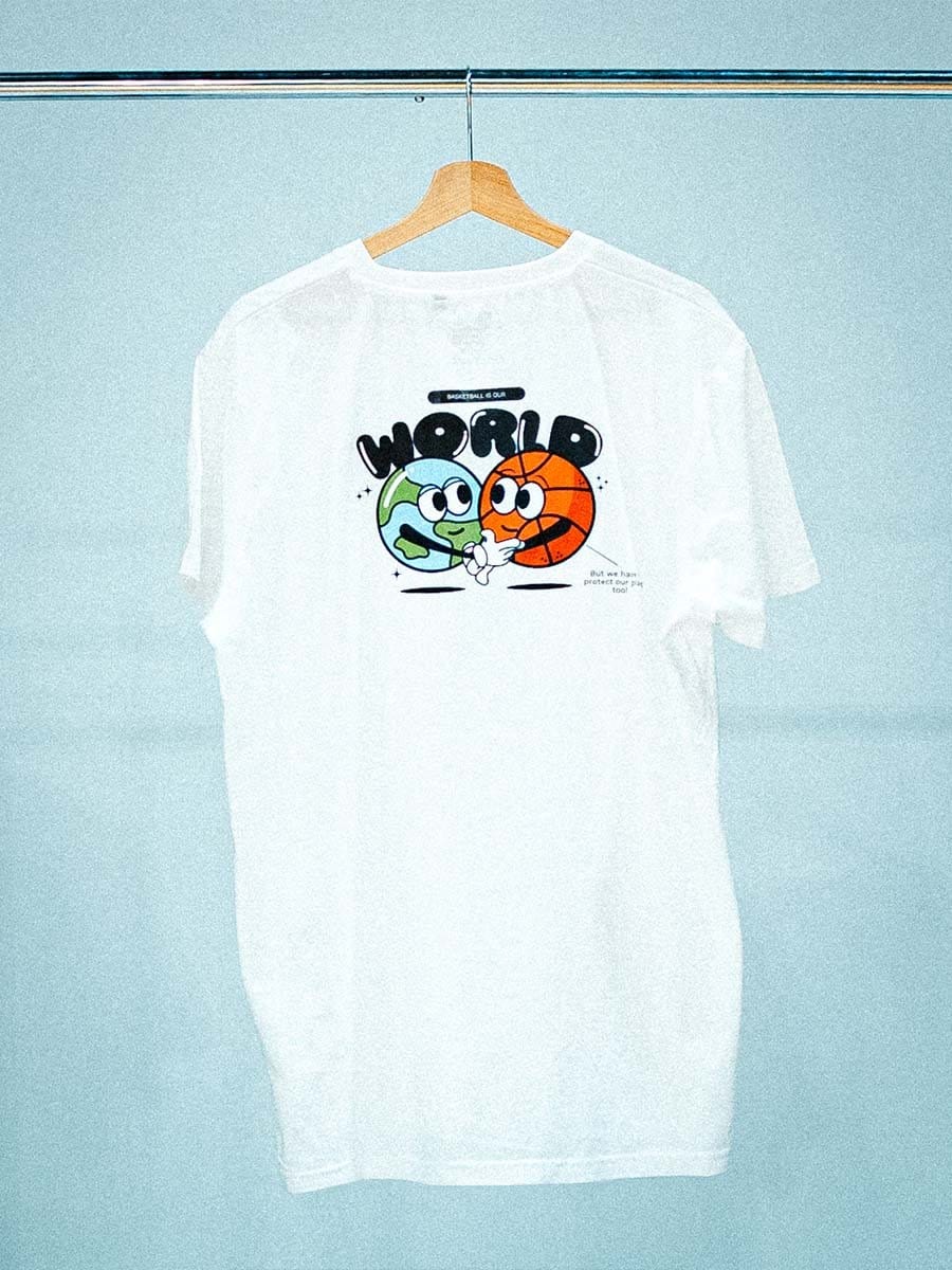 Weißes T-Shirt mit Cartoon-Design von zwei Basketball-Charakteren, die sich die Hände reichen, und dem Text "WORLD" darüber.