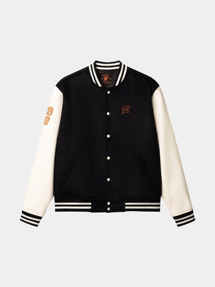 Schwarze und weiße College-Jacke mit Knopfleiste, gestreiftem Kragen und Bündchen, Logo auf Brust und Arm, seitlichen Taschen.