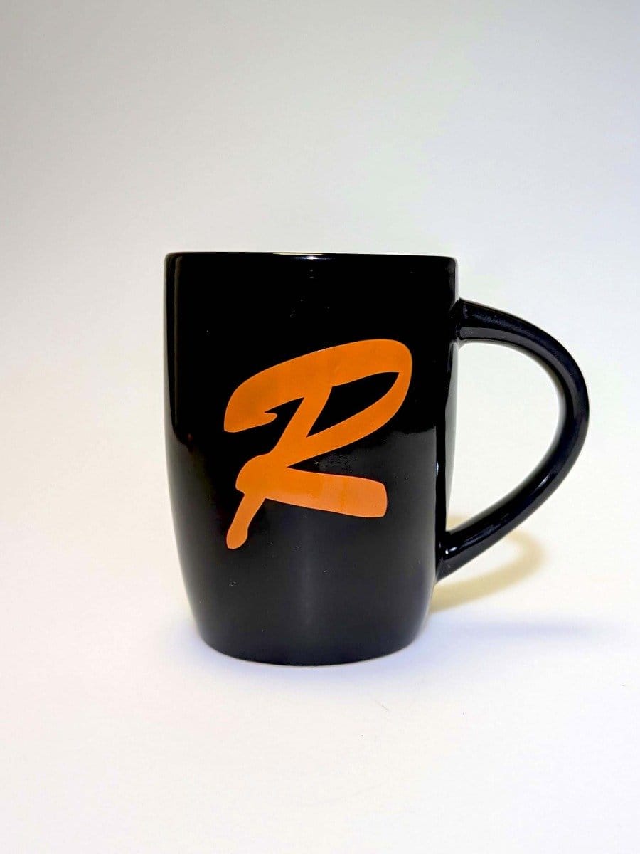 Schwarze Tasse mit orangefarbenem "Z" Logo auf weißem Hintergrund.