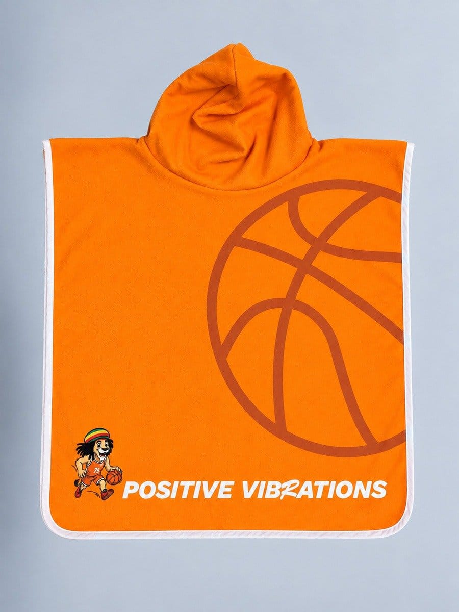 Ein orangefarbener Basketball-Poncho mit Kapuze, seitlich ein Basketball-Logo, unten links ein lachender Cartoon-Basketballspieler, darunter der Schriftzug "POSITIVE VIBRATIONS".