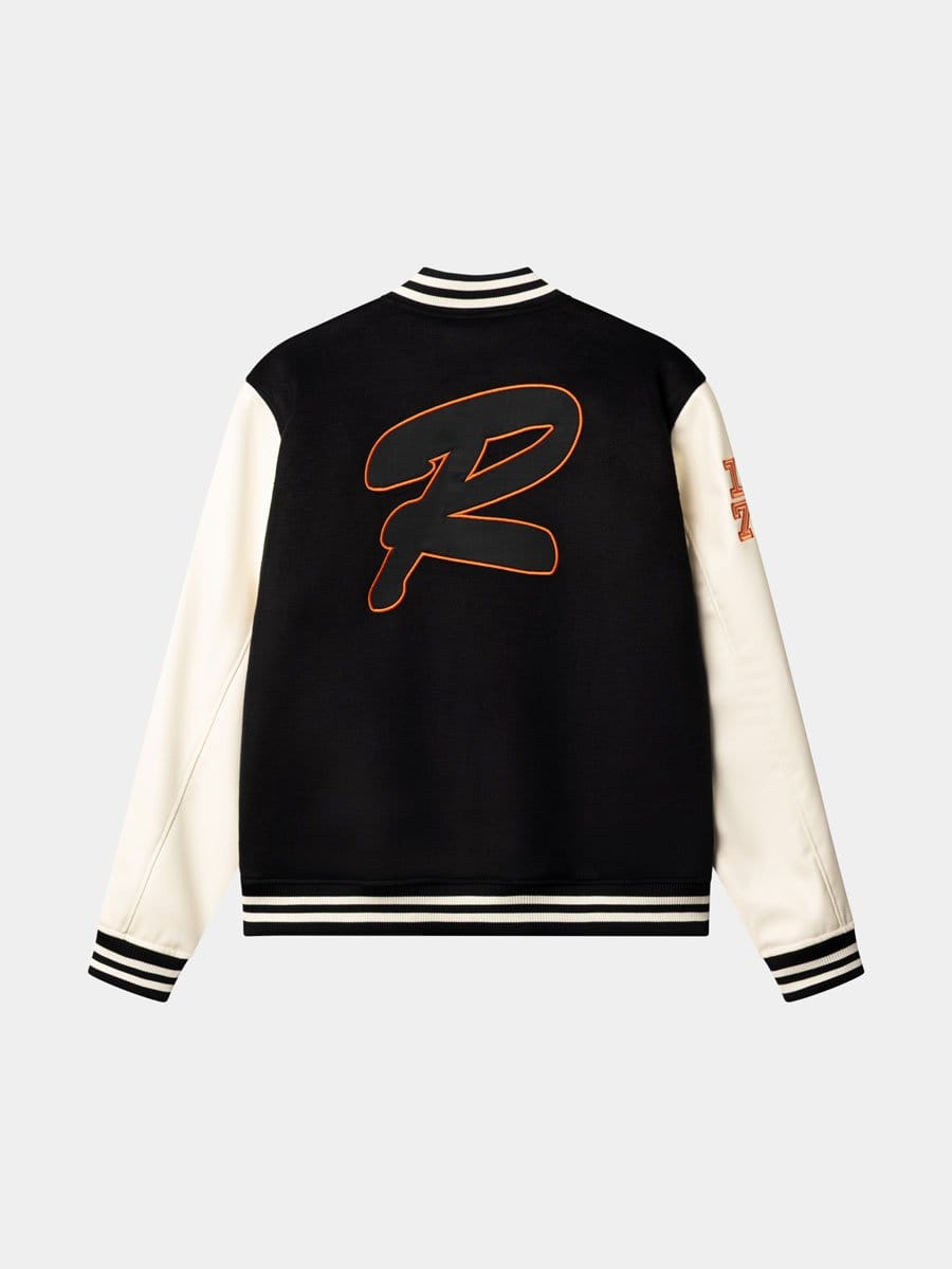Schwarzer und weißer College-Jacke mit großen orangeumrandeten Buchstaben "R" auf der Rückseite, weißen Ärmeln, schwarzen und weißen Streifen am Kragen, Bündchen und Saum.