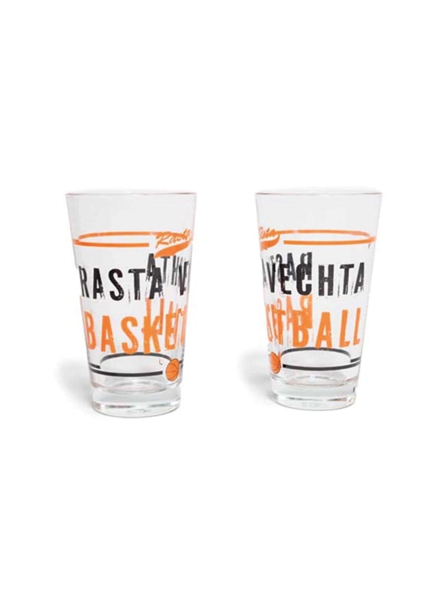 Zwei klare Gläser mit Basketball-Motiv und Text in Schwarz und Orange, stehen nebeneinander auf weißem Hintergrund.