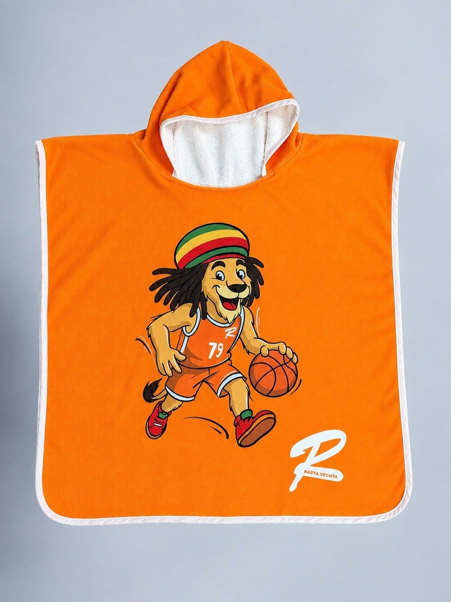 Bademantel für Kinder in Orange mit Kapuze, bedruckt mit einem lachenden Löwen im Basketball-Outfit, der einen Basketball dribbelt.