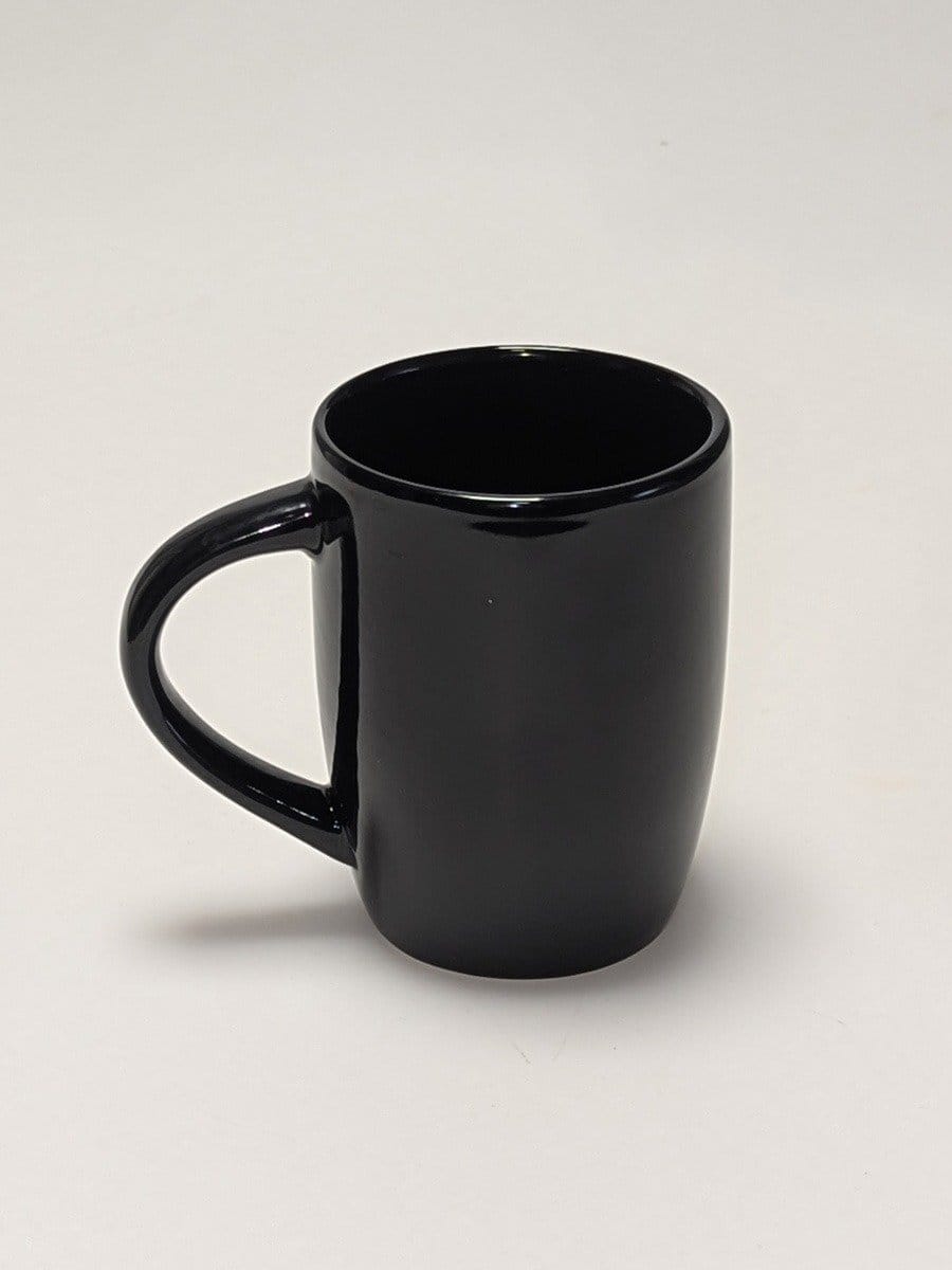Schwarze Keramiktasse mit Griff, steh auf weißem Hintergrund, blickt nach oben.