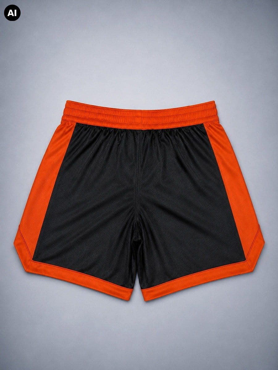 Schwarze Shorts mit orangefarbenen Seitenstreifen und elastischem Bund, liegend auf grauem Hintergrund.