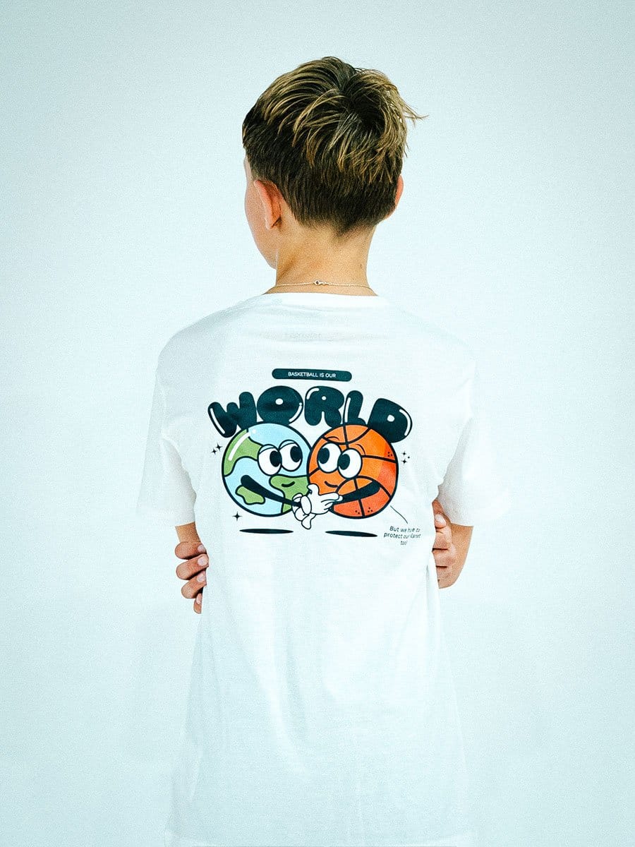 Weißes T-Shirt mit Cartoon-Design von einem grünen Planeten und einem orangefarbenen Basketball, die sich die Hände reichen, und dem Text "WORLD" darüber.