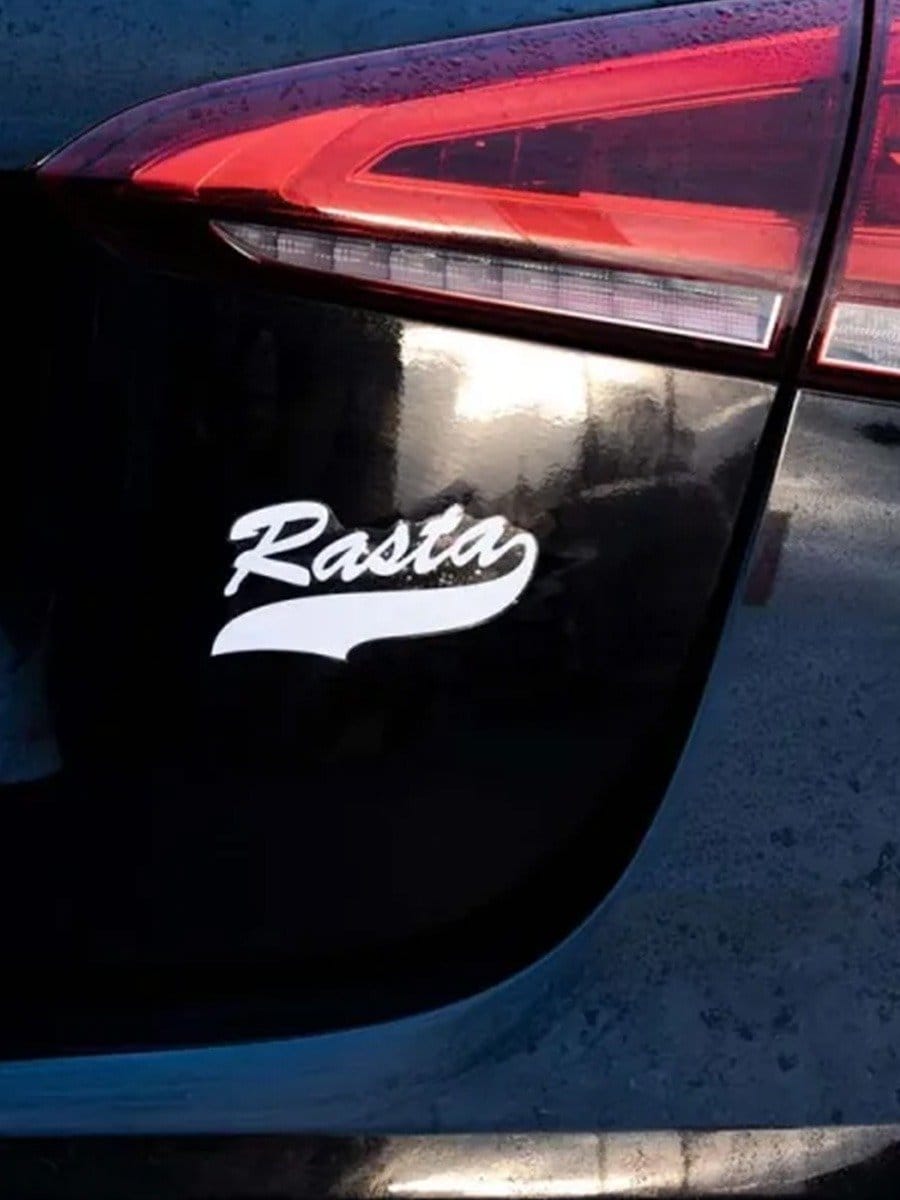 Nahaufnahme des hinteren Teils eines schwarzen Autos mit rotem Rücklicht und weißem "Rastar" Aufkleber auf der Karosserie.