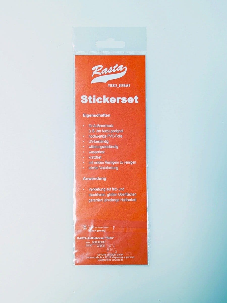 Rote Verpackung mit weißen Texten, Produktname "Stickerset" und Eigenschaften, Anwendungshinweisen sowie Herstellerinformationen auf einem weißen Hintergrund.
