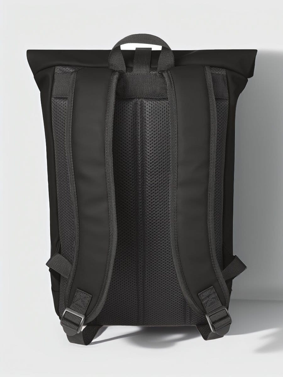 Schwarzer Rucksack mit gepolsterten, verstellbaren Schultergurten und einem Tragegriff oben, auf einem weißen Hintergrund.