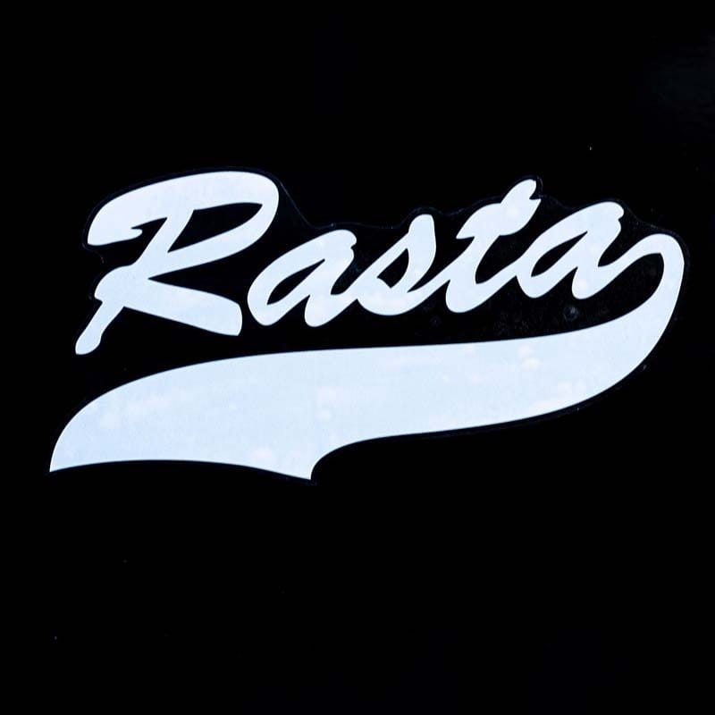 Weiße, geschwungene Schrift "Rasta" auf schwarzem Hintergrund, mit einer langen, nach oben geschwungenen Linie unter dem Text.