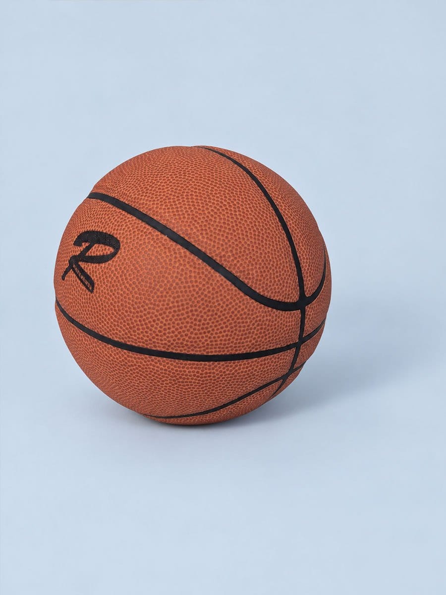 Mini Basketball Seitenansicht vor schlichtem Hintergrund