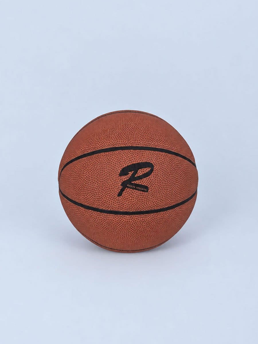 Mini Basketball Rückansicht vor schlichtem Hintergrund
