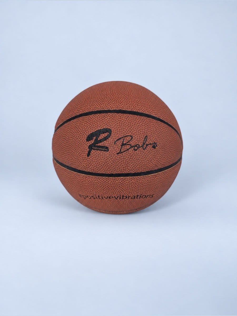 Mini Basketball Vorderansicht vor schlichtem Hintergrund