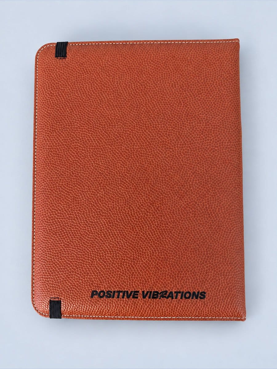 Rückseite des Kunstleder Notizbuchs mit positive vibrations Schriftzug