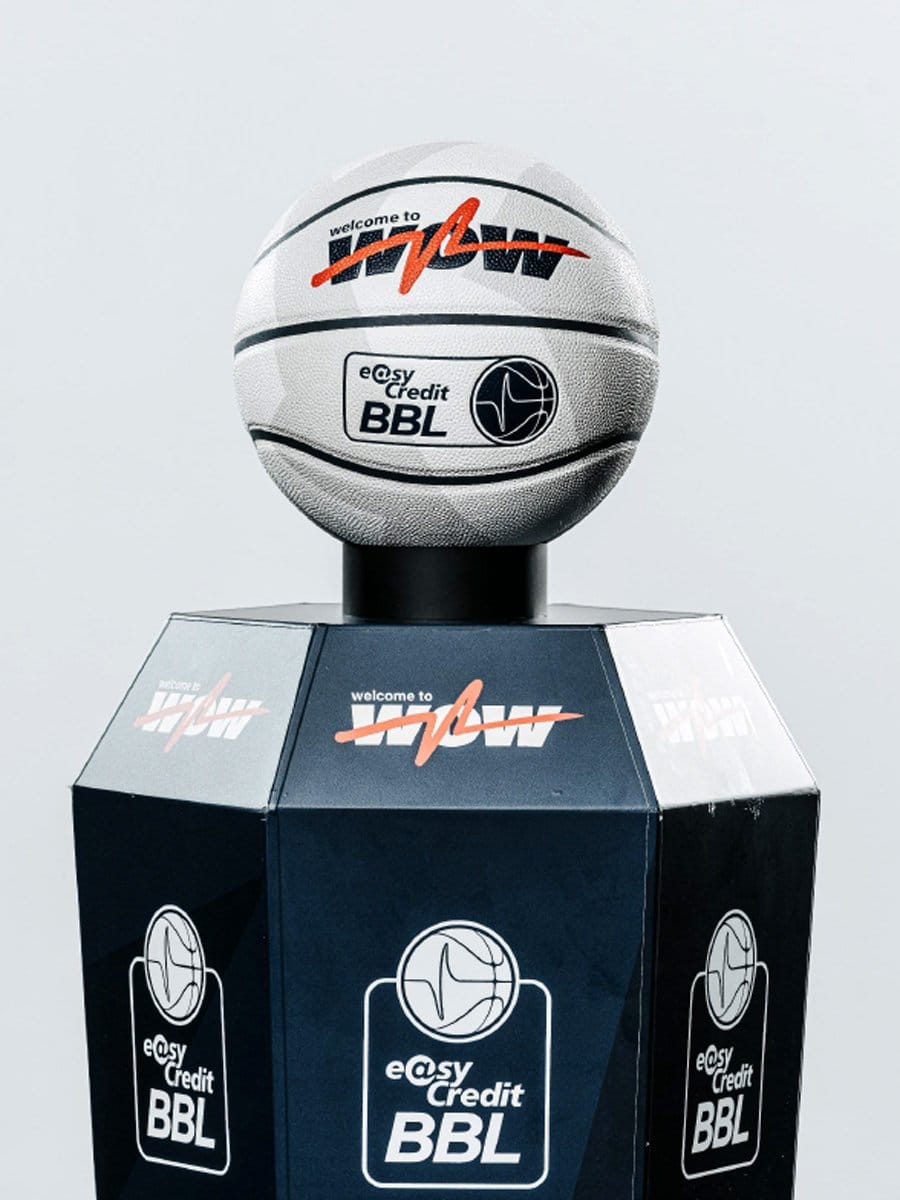 Weißer Basketball Größe 7 mit easyCredit BBL und Welcome to WOW Branding