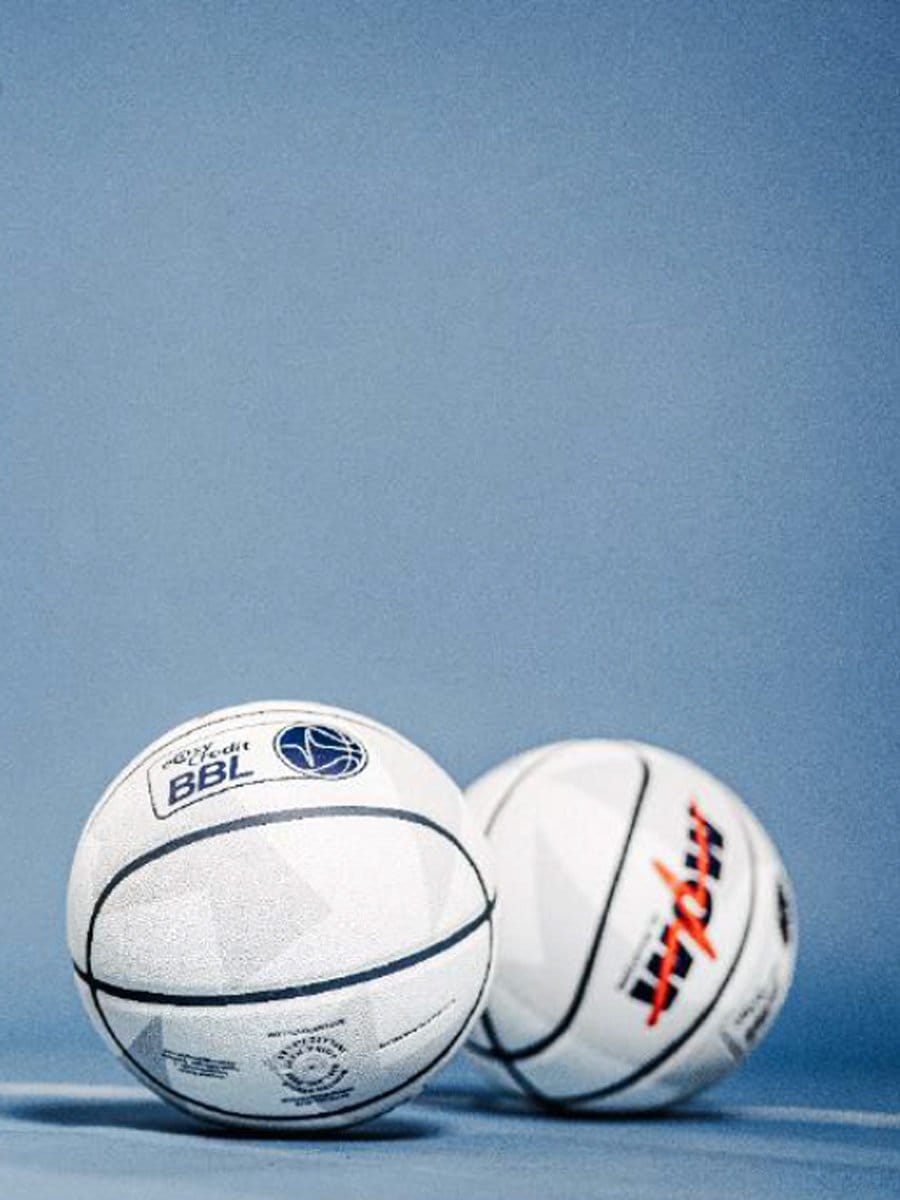 Vorderansicht und Rückansicht eines weißen Basketballs Größe 7 mit easyCredit BBL und Welcome to WOW Branding
