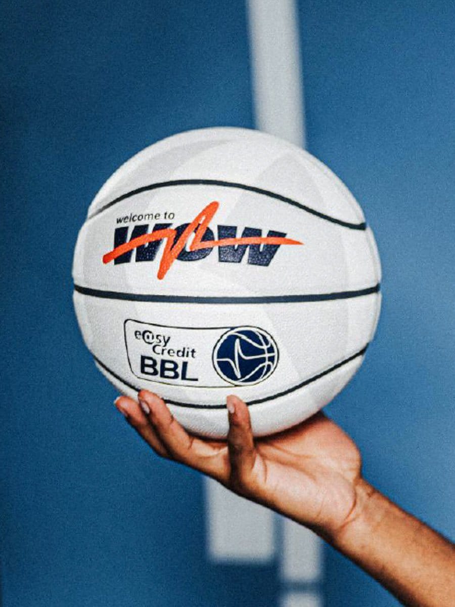 Weißer Basketball Größe 7 mit easyCredit BBL und Welcome to WOW Branding gehalten von einer Hand
