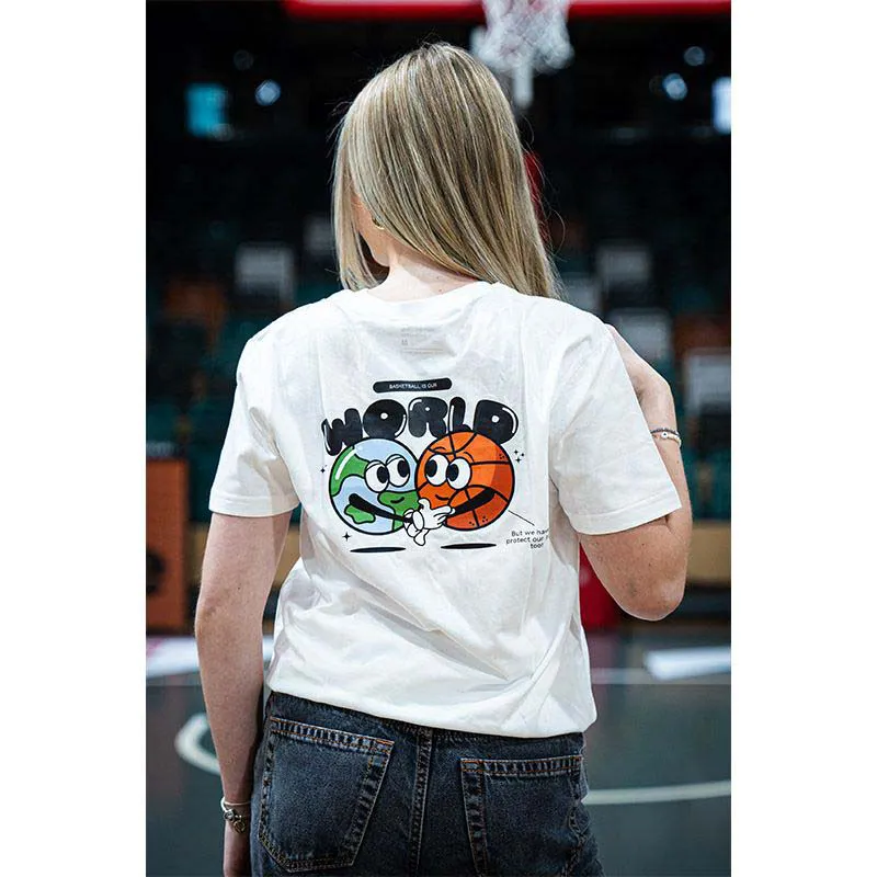 Frau von hinten mit weißem T-Shirt und Nachhaltigkeitslogo mit Schrift World einer Erde und einem Basketball darunter.