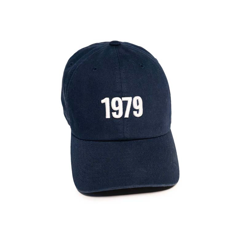 Cap "1979" in marineblau von vorne mit Zahl 1979 aufgestickt in weiß.