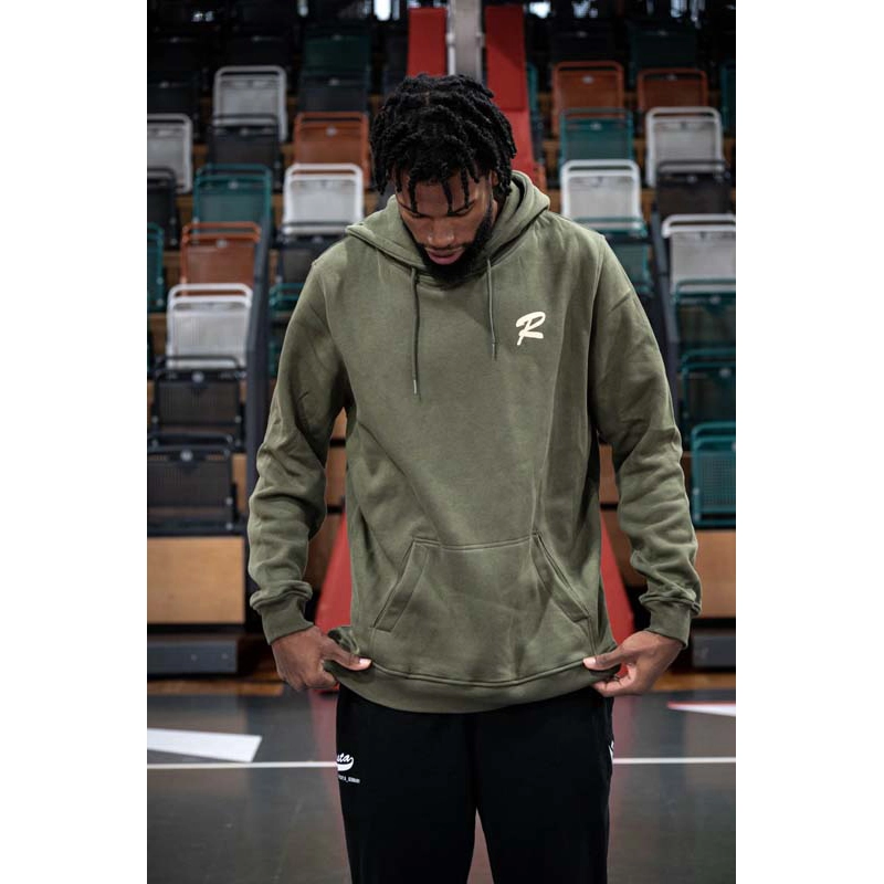 Mann von vorne im Hoodie olivfarben mit Rasta Logo in weiß.