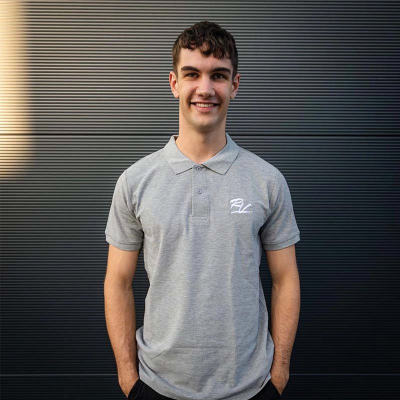 Rasta Poloshirt grau Aufdruck Logo männliches Model