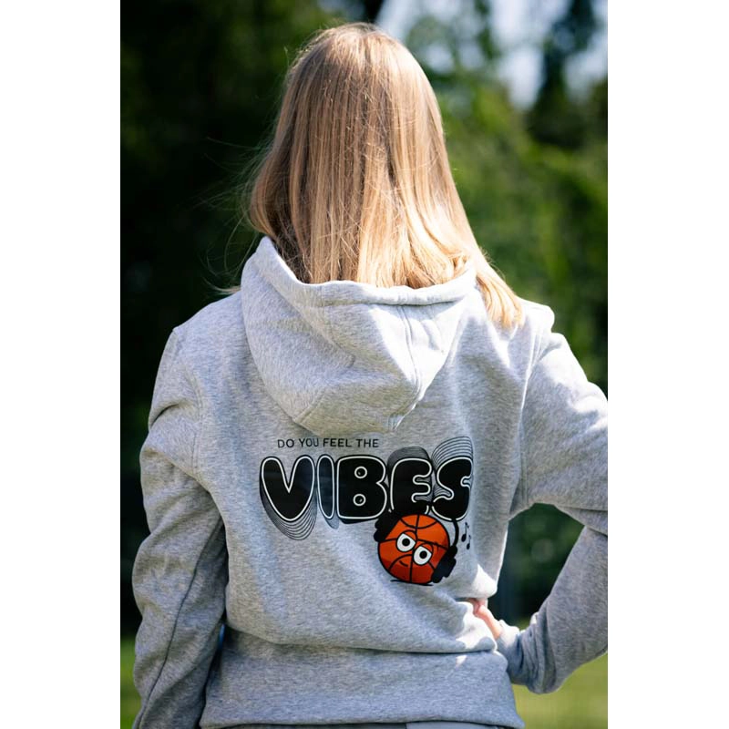 Frau von hinten im Hoodie "Do you feel the Vibes" grau mit großem Vibes Logo und Basketball mit Kopfhörer darunter.