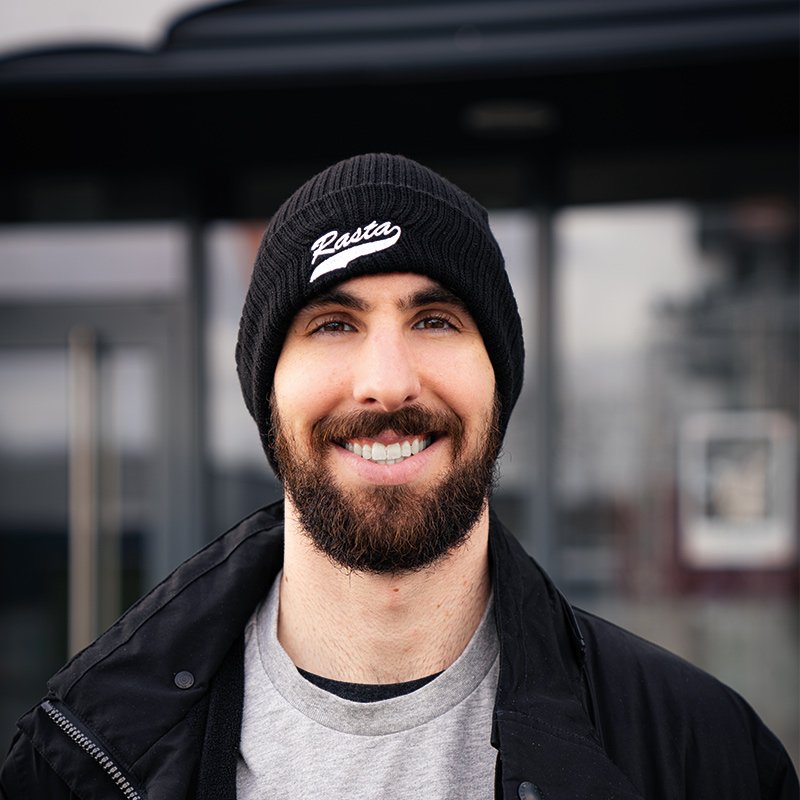 Rasta Riffle Beanie schwarz mit weißem Logo