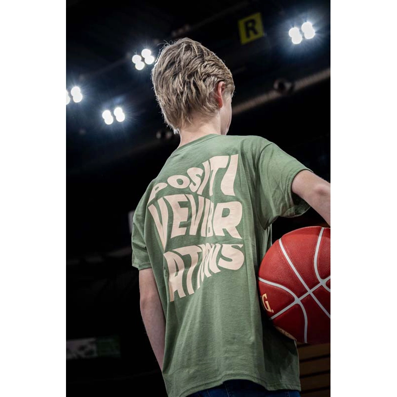 Kind von hinten mit Basketball in der Hand  im T-Shirt olivfarben mit Aufdruck positive vibrations geschwungen in weiß. 