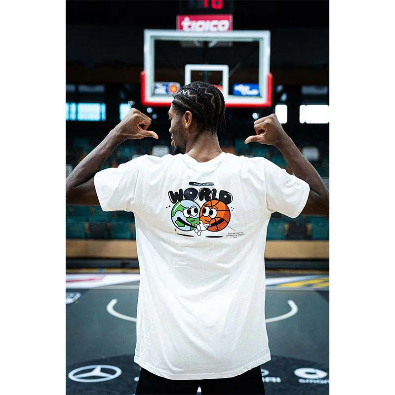 Mann von hinten mit weißem T-Shirt und Nachhaltigkeitslogo mit Schrift World einer Erde und einem Basketball darunter.