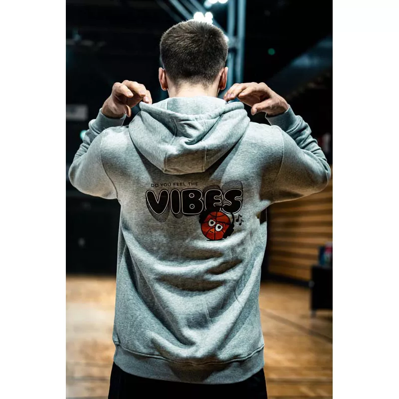 Mann von hinten im Hoodie "Do you feel the Vibes" grau mit großem Vibes Logo und Basketball mit Kopfhörer darunter.