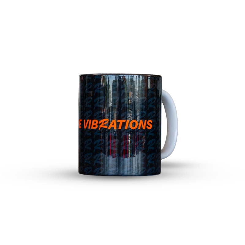 Tasse schwarz mit Aufdruck positive vibrations in orange und weißem Henkel.