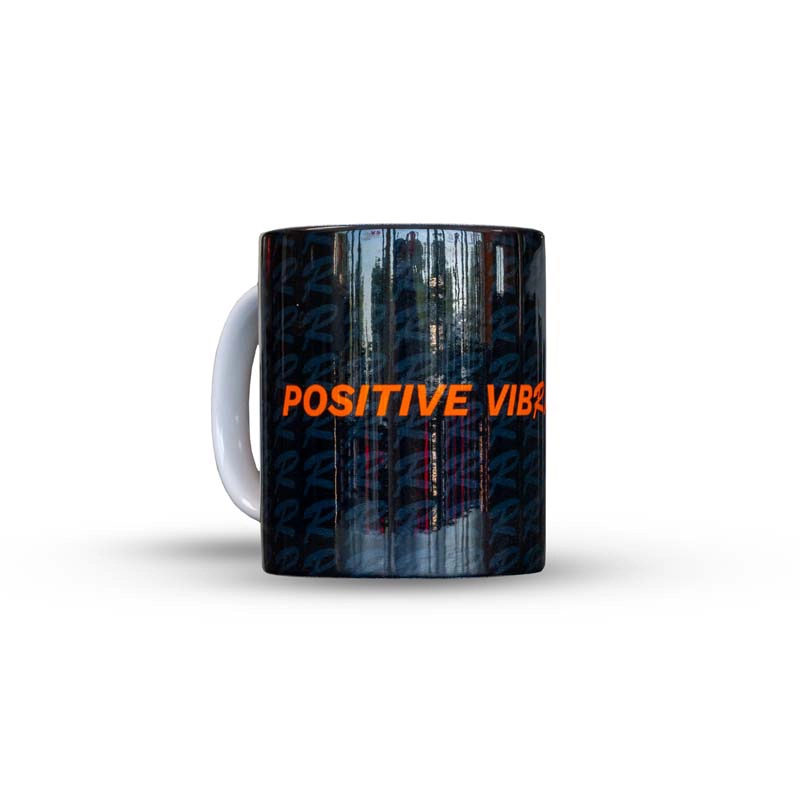 Tasse schwarz mit Aufdruck positive vibrations in orange und weißem Henkel.