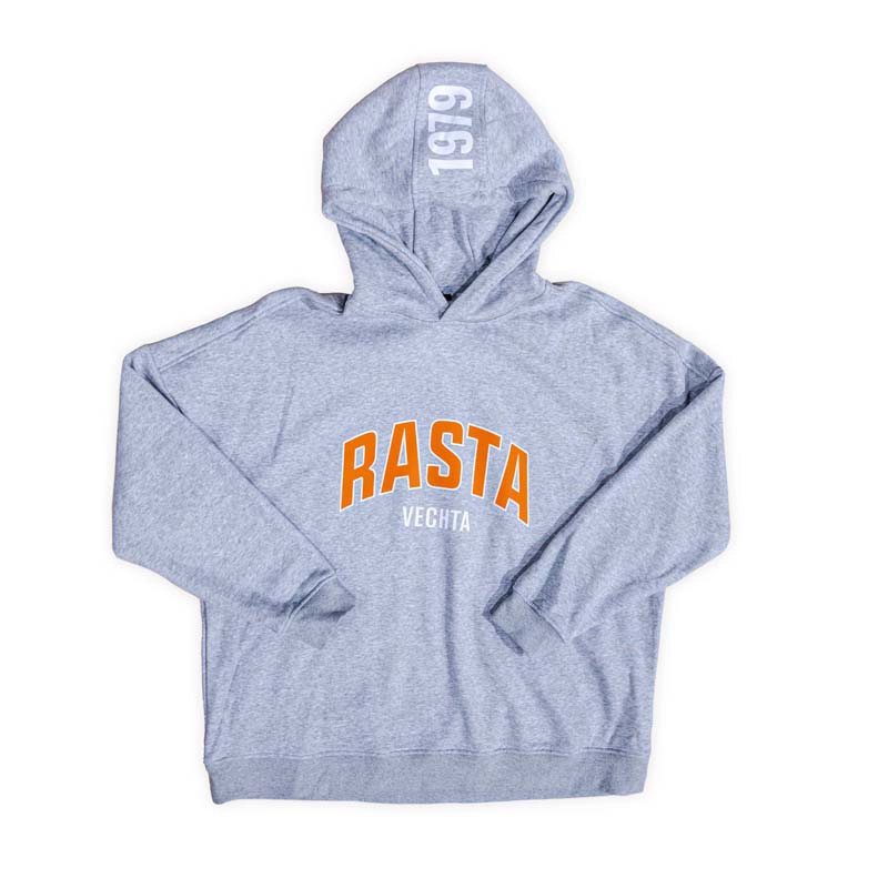 Hoodie grau mit der Zahl 1979 in weiß auf der Mütze und Rasta Logo auf der Brust in  orange darunter Vechta in weiß.