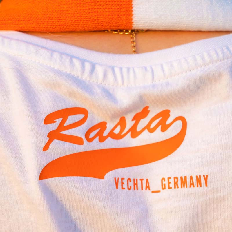 Ausschnitt Damen T-Shirt "1979" in weiß mit Rasta Vechta Germany Schriftzug als Aufdruck in orange.