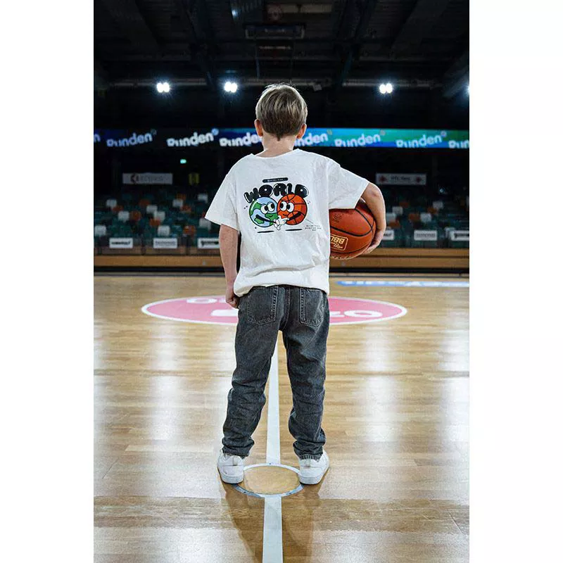 Kind im weißem T-Shirt von hinten mit Nachhaltigkeitslogo auf dem Rücken  World mit einer  Erde und einem Basketball .