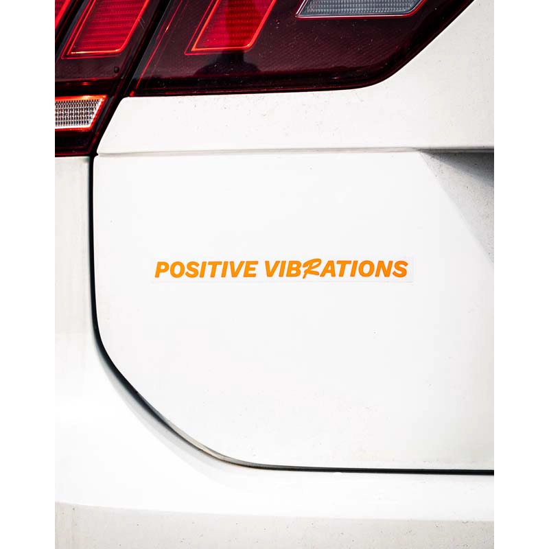 Heckklappe Auto mit Autoaufkleber "positive vibrations" in orange.